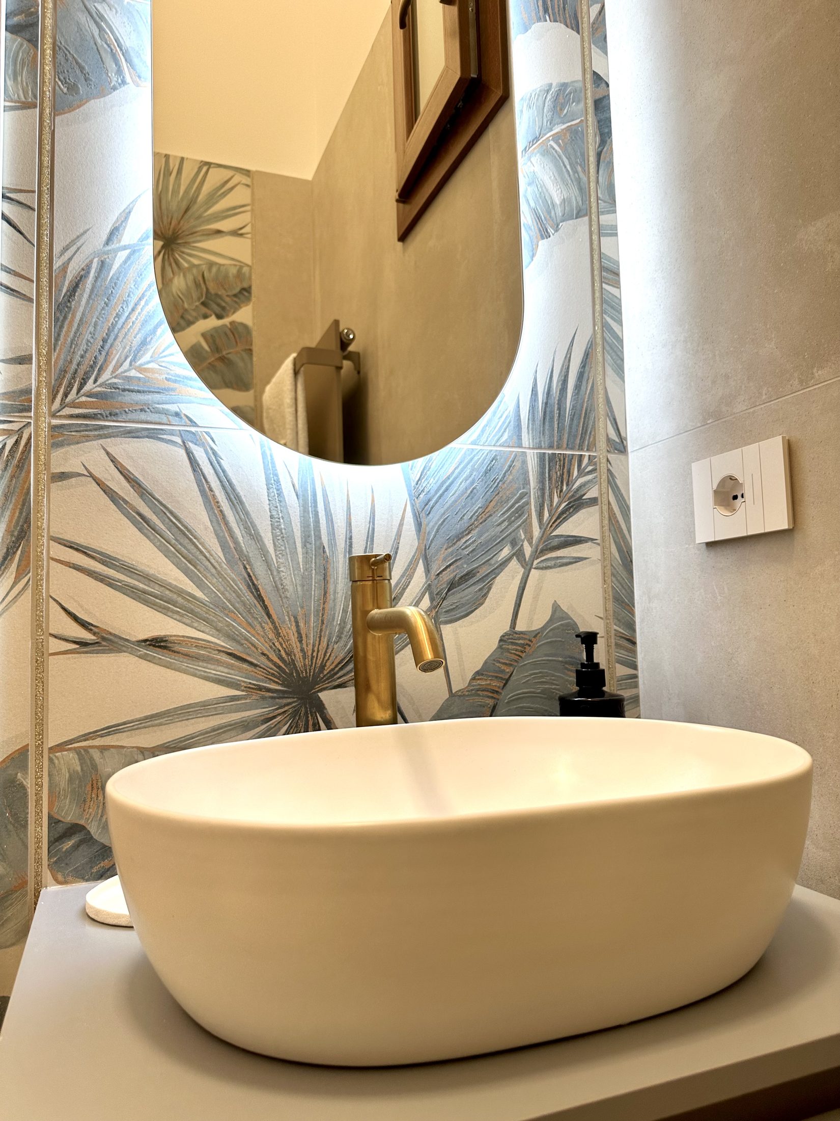 Bagno privato con lavabo a bacinella e rubinetteria dorata