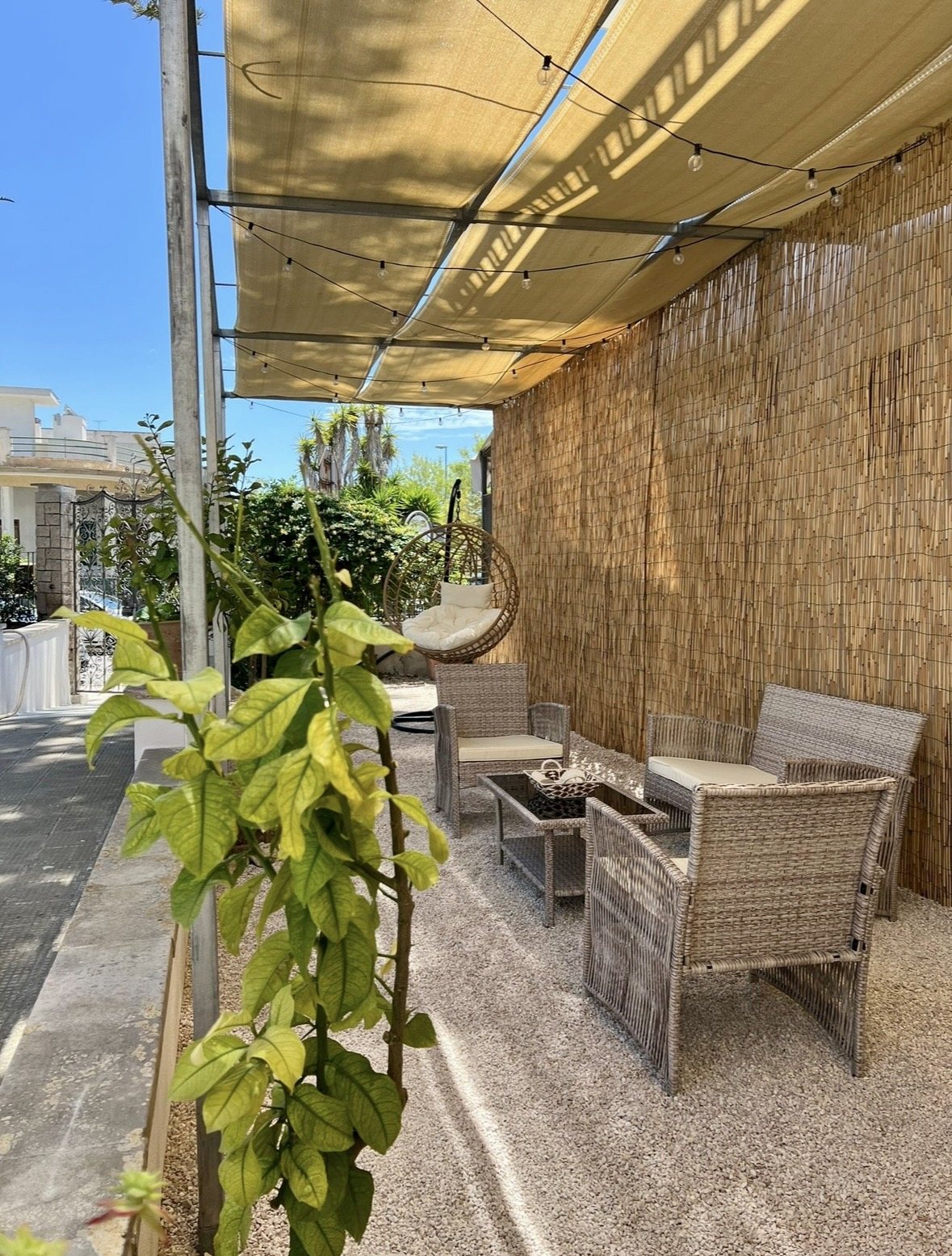 Il giardino di Terrazza Levante con divanetti e telo ombreggiante