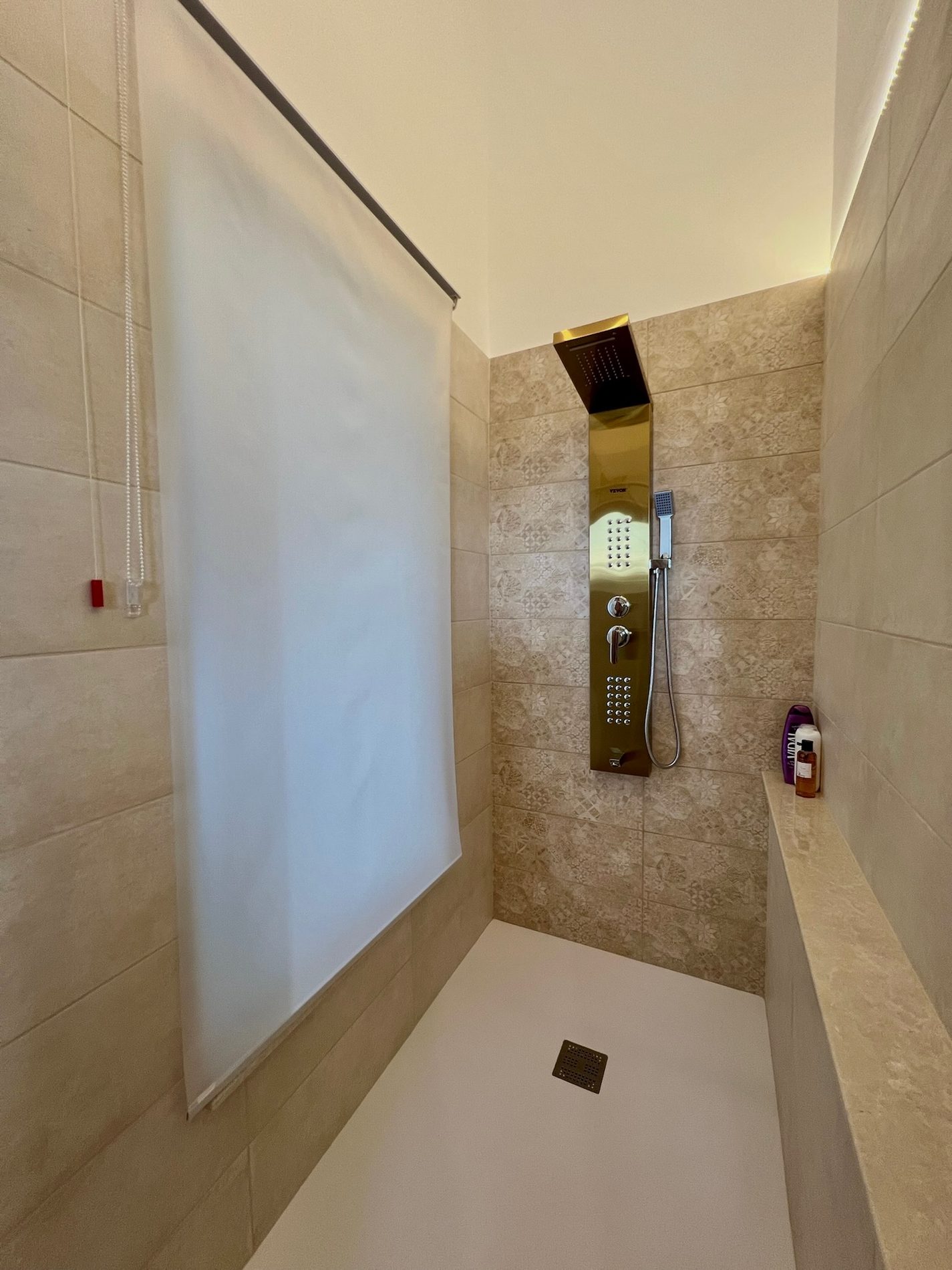 Doccia walk-in con colonna multifunzione