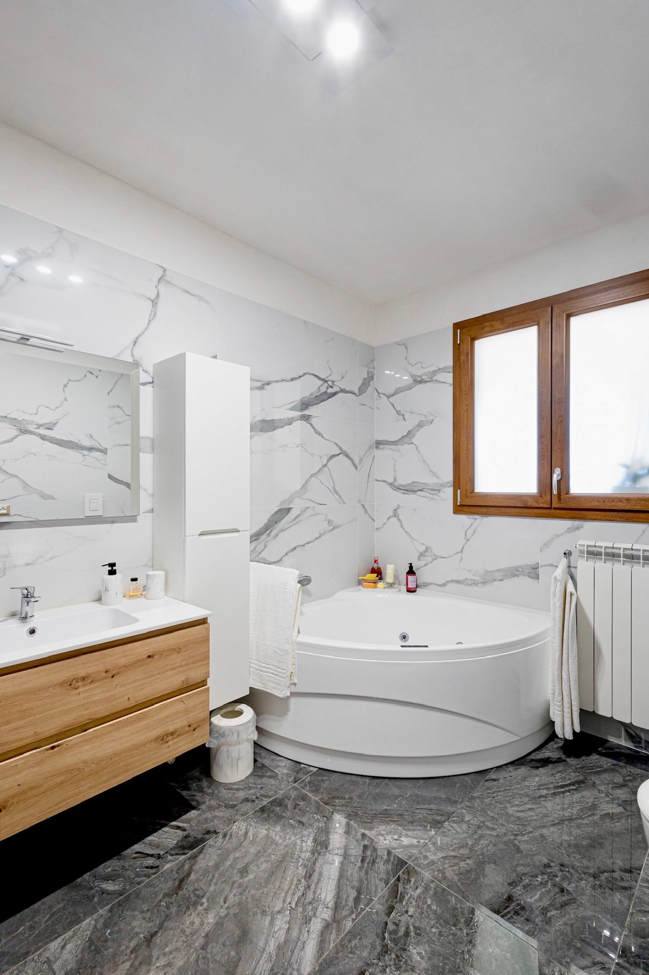 Bagno privato effetto marmo con vasca idromassaggio