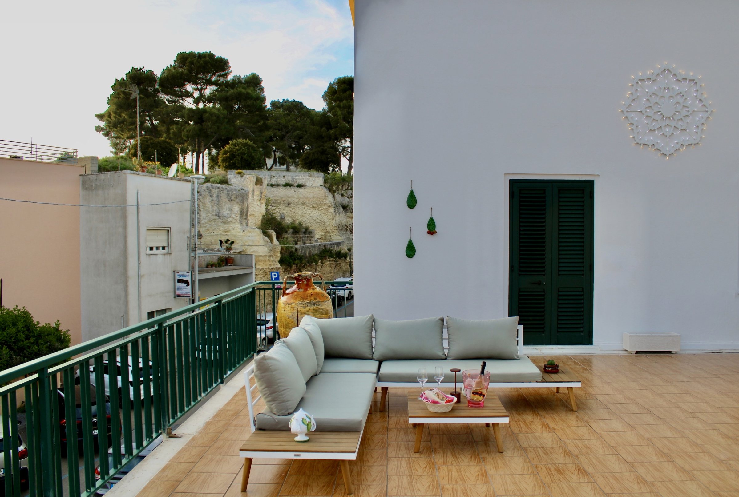 L'ampia terrazza solarium di Terrazza Levante con angolo lounge
