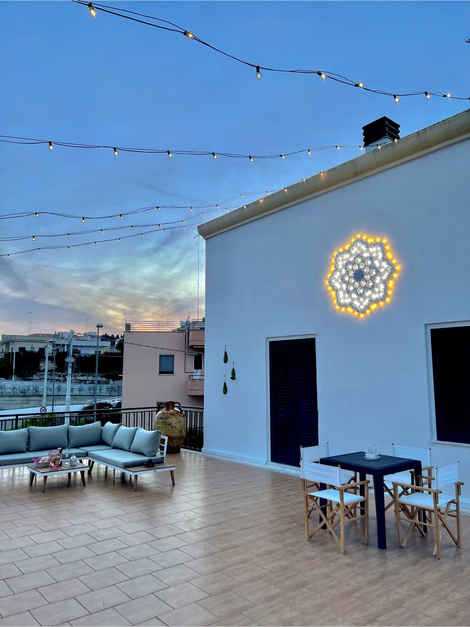 La terrazza solarium illuminata al tramonto
